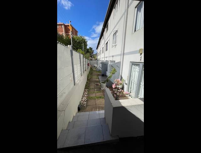 1 BEDROOM APARTMENT FOR SALE IN ESSENWOOD